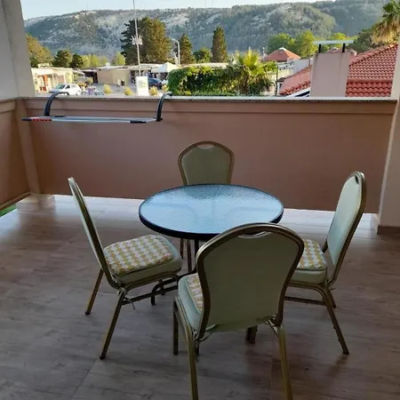 Konukevi In With Terrace, Air Conditioning, Wifi 3719-6 Lopar